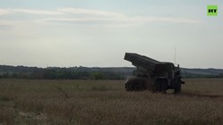 Pháo phản lực Grad quân đội Nga chuẩn bị pháo kích. Ảnh video RT