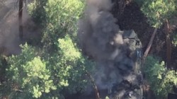 Xe thiết giáp Nga, được cho là bị pháo binh Lữ đoàn cơ giới số 71 Ukraine phá hủy. Ảnh video Military Portal Ukraine. 