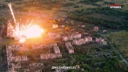 Hỏa lực kinh hoàng pháo phản lực nhiệt áp TOS-1A. Ảnh video Boennaya Hronika.