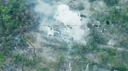 Dân quân Donetsk pháo kích ác liệt chiến tuyến của quân đội Ukraine ở làng Peski. Ảnh video dân quân Donetsk.