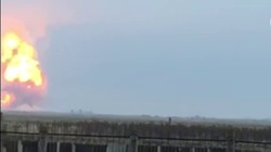 Vụ cháy nổ kho lưu trữ vũ khí đạn tạm thời của quân đội Nga ở Crimea. Ảnh video South Front.