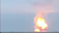 Ảnh video vụ cháy nổ lớn tại một kho vũ khí đạn dã chiến của quân đội Nga ở Crimea. Ảnh video Military Portal Ukraine. 