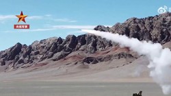 Quân đội Trung Quốc diễn tập thử nghiệm tổ hợp tên lửa phòng không HQ-17A trên cao nguyên Tân Cương.