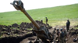 Quân đội Ukraine sử dụng pháo xe kéo M777 của Mỹ viện trợ. Ảnh mil.in.ua.