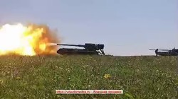 Pháo tự hành hạng nặng 204 mm Pion Nga tấn công chiến tuyến quân đội Ukraine. Ảnh video Voennaya Hronika. 