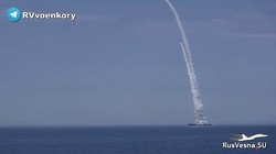 Hải quân Nga phóng tên lửa hành trình Kalibr vào Odessa. Ảnh video Rusvesna.