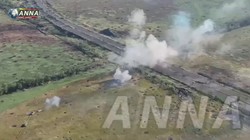 Hai xe tăng dân quân Donetsk tấn công tuyến phòng ngự quân đội Ukraine. Ảnh video ANNA News