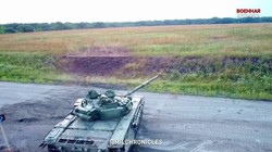 Xe tăng dân quân Donetsk tấn công trên vùng ngoại ô Avdeevka. Ảnh video Voenaya Hronika. 