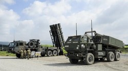 Tổ hợp tên lửa chống hạm Type-12 Nhật Bản và tổ hợp pháo phản lực - tên lửa HIMARS Mỹ trong diễn tập RIMPAC-2018