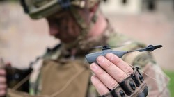 Máy bay không người lái siêu nhỏ Black Hornet. Ảnh mil.in.ua