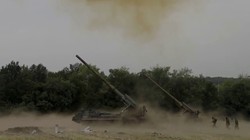 Pháo hạng nặng 2S7 "Malka" 203 mm quân đội Nga khai hỏa. Ảnh video RusVesna