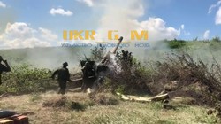 Dân quân Donbass pháo kích vào chiến tuyến quân đội Ukraine. Ảnh video RVvoenkor