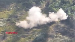 Quân đội Nga pháo kích vào công sự, hầm hào quân đội Ukraine trên hướng thành phố Avdeevka. Ảnh video Rudenko