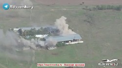 Pháo binh Nga tấn công một trận địa phòng ngự quân đội Ukraine. Ảnh video Rusvesna.