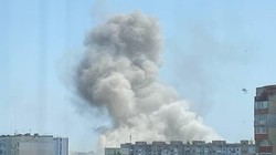 Hỏa hoạn trong nhà máy Sokil, ở thành phố Nova Kakhovka, Kherson. Ảnh video Military Portal Ukraine.