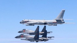 Máy bay ném bom chiến lược tầm xa Trung Quốc H-6K bay diễn tập chiến đấu trên vùng nước đảo Đài Loan. Ảnh South China Morning Post