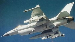Máy bay tiêm kích đa năng F-16 trang bị tên lửa Harpoon. Ảnh minh họa Military Leak