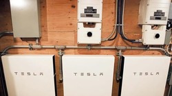 Tesla Powerwalls ở Toronto Andrew Francis Wallace / Toronto Star qua Getty Images