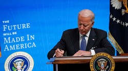 Tổng thống Mỹ Joe Biden ký đạo luật CHIPS. Ảnh E&T