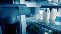 Cánh tay robot bổ sung hàng hóa trong siêu thị. Ảnh Telexistence Inc.