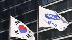 Cờ công ty của Samsung Electronics, bên cạnh quốc kỳ Hàn Quốc ở Seoul, Hàn Quốc, ngày 16/1/2017. Ảnh: AP Photo / Ahn Young-joon,
