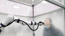 Robot lấy mẫu xét nghiệm Covid-19 ở Trung Quốc. Ảnh Thời báo Hoàn cầu