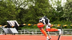 Robot 2 chân Cassie đạt được tốc độ kỷ lục chạy nhanh nhất đối với các robot có chân. Ảnh video Agility Robotics.