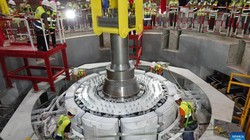 Lắp đặt tuabin phát điển ở nhà máy điện Kokhav Hayarden. Ảnh CGTN