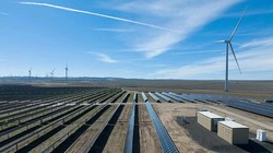 Nhà máy năng lượng quy mô tiện ích đầu tiên kết hợp năng lượng mặt trời, gió và pin lưu trữ phía bắc bang Oregon. Ảnh Interesting Engineering.