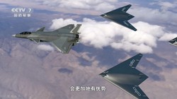 Máy bay tiêm kích tàng hình J-20AS bay cùng 3 chiếc UAV tàng hình Cánh bay GJ-11. Ảnh Video CCTV