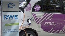 Một chiếc ô tô điện đang sạc tại với một trạm sạc công cộng ở Berlin, Đức ngày 27/4/2016. Ảnh AP Photo / Michael Sohn