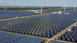 Một khu trang trại điện mặt trời và điện gió của Trung Quốc. Ảnh AFP