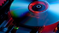 Vật liệu mới cho đia quang lưu trữ dữ liệu. Ảnh Asian Scientist