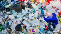Rác thải bao bì, chai nhựa. Ảnh minh họa NoCamels.