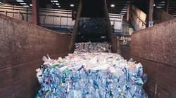 Rác thải nhựa đưa vào tái chế. Ảnh E&T