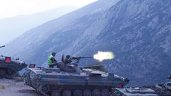 Bắn súng máy M2 trên xe BMP-1 của Hy Lạp. Ảnh Military Ukraine