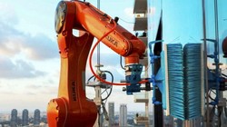 Robot OZMO lau cửa kính tòa nhà cao tầng. Ảnh Skyline Robotics