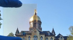 Phim cách nhiệt giữ cho phòng sáng và mát, phản xạ tia hồng ngoại và cực tím của ánh sáng mặt trời và tỏa nhiệt ra không gian bên ngoài. Ảnh ACS Energy Letters 2022.