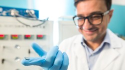 GS Ciucci giới thiệu tế bào pin nhiên liệu gốm proton làm từ D-BFZ. Ảnh Đại học Khoa học và Công nghệ Hồng Kông