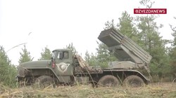 Pháo phản lực BM-21 Grad quân đội Nga pháo kích vào chiến tuyến quân đội Ukraine trên hướng thành phố Bakhmut. Ảnh video TV Zvezda. 