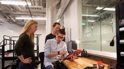 Tommaso Lenzi điều chỉnh chân giả Utah Bionic Leg trong phòng thí nghiệm. Ảnh Phòng thí nghiệm Lenzi.