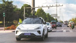 Xe robotaxi Baidu chạy trên một con phố ở Trùng Khánh. Ảnh China Daily