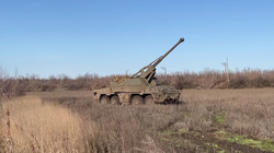 Quân đội Ukraine sử dụng pháo tự hành bánh lốp Dana trên chiến trường. Ảnh video Ukraine Militay Portal. 