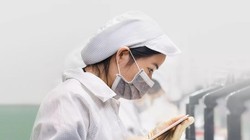 Công nhân sản xuất iPhone ở Trịnh Châu. Ảnh SCMP