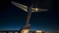 Vận chuyển viện trợ quân sự Mỹ cho Ukraine. Ảnh do Lầu Năm Góc công bố tháng 8/2022