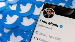 Hồ sơ Twitter của Elon Musk trên điện thoại được chụp ngày 28/4/2022. Ảnh CNBC