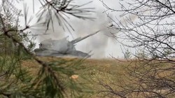 Pháo tự hành Msta-SM2 pháo kích chiến tuyến quân đội Ukraine. Ảnh Video TV Zvezda. 