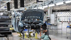 Một công nhân lắp ráp xe tại nhà máy thông minh của Aiways ở Thượng Nhiêu, tỉnh Giang Tây, vào năm 2020. Ảnh ChinaDaily