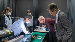 CEO Tim Cook thăm nhà máy sản xuất của Sony. Ảnh Tech Wire Asia. 