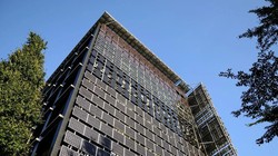 Chung cư lắp các tấm pin điện mặt trời. Ảnh Electrek